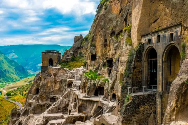 Höhlenkloster Wardsia & Borjomi – private Tagestour ab Tiflis